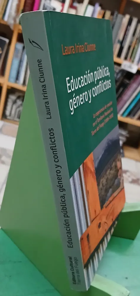 Educación Pública Género Y Conflictos - Laura Irina Ciunne